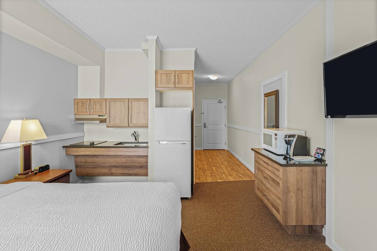 Kamer, 1 queensize bed, niet-roken, kitchenette (Mobility Accessible, Roll-In Shower) | Hypoallergeen beddengoed, verduisterende gordijnen, geluiddichte muren