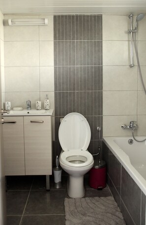 Bathtub, hair dryer, towels