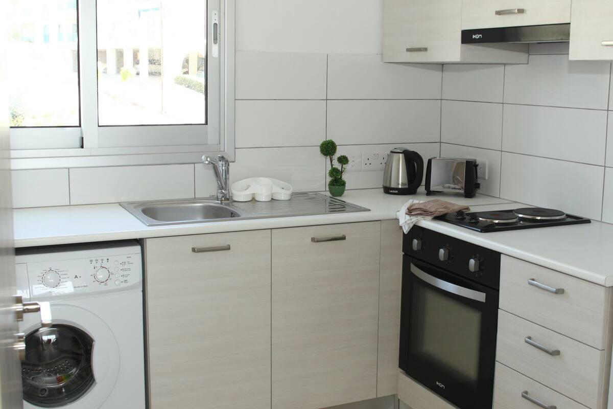 Huoneisto, 2 makuuhuonetta, merinäköala | Yksityinen keittiö | Kahvin-/teenkeitin, täysikokoinen jääkaappi, liesi