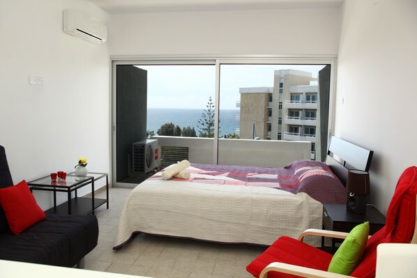 Estudio, vista al mar | Insonorización, tabla de planchar con plancha y cunas gratuitas 