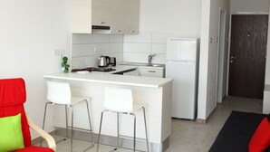 Studio - havsutsikt | Eget kök | Kaffe- och tebryggare, stort kylskåp, spishäll och grytor/köksredskap
