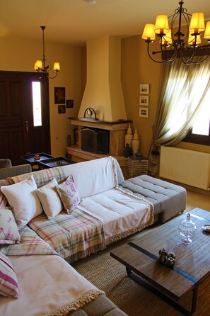 House, 3 Bedrooms | Living area