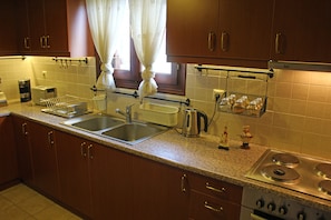 Casa, 3 dormitoris | Cuina privada | Frigorífic gran, forn, placa de cuina i rentaplats