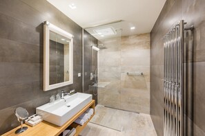 Attico, 3 camere da letto | Doccia