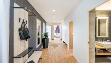 Ático, 3 habitaciones | 1 dormitorio, caja fuerte, escritorio y cortinas opacas