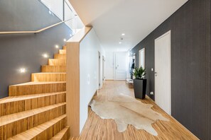 Penthouse - 3 sovrum | Värdeförvaringsskåp på rummet, skrivbord och mörkläggningsgardiner