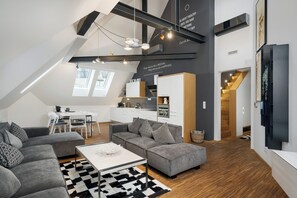 Penthouse - 3 sovrum | Värdeförvaringsskåp på rummet, skrivbord och mörkläggningsgardiner