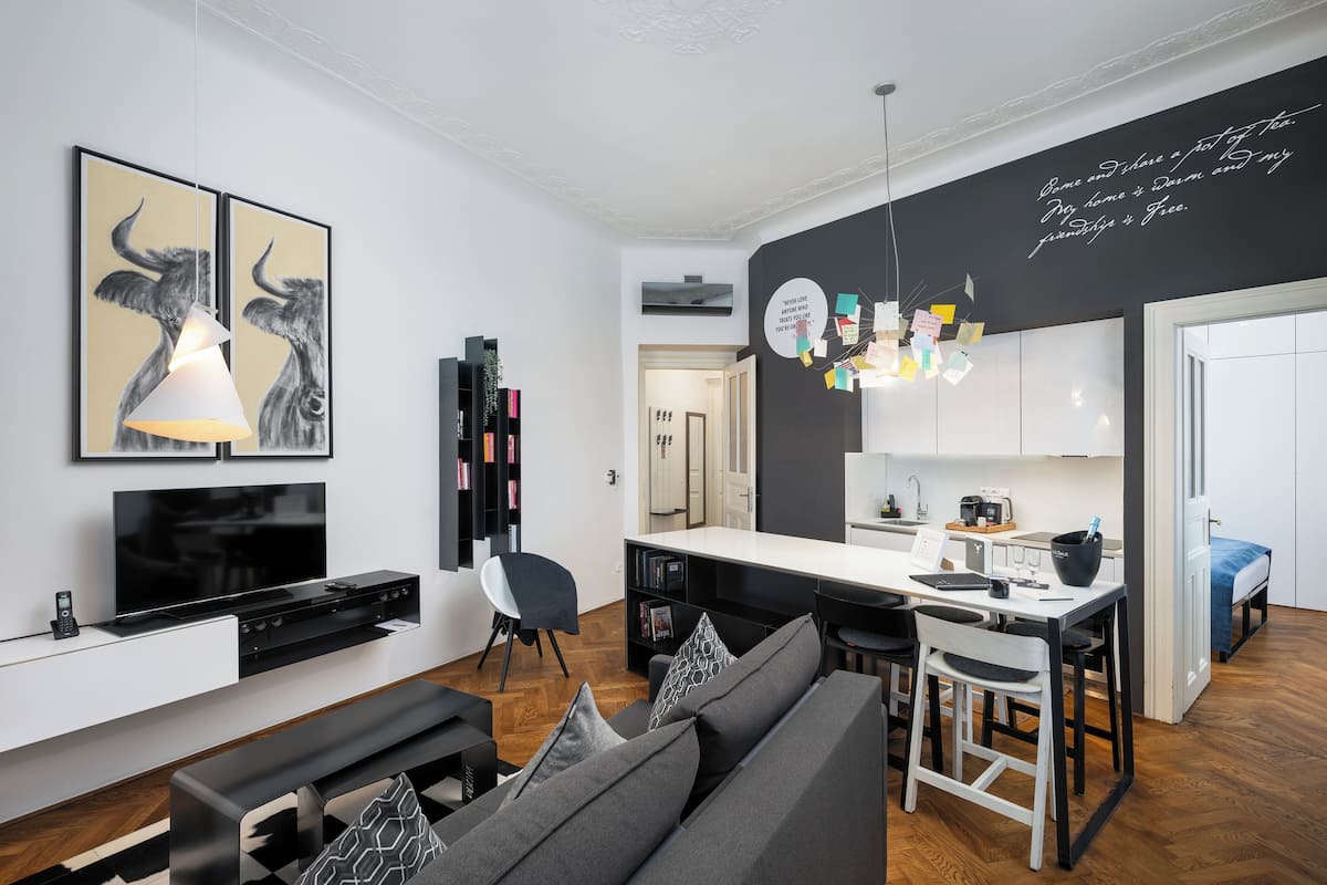 1 habitación, caja de seguridad en la habitación y escritorio