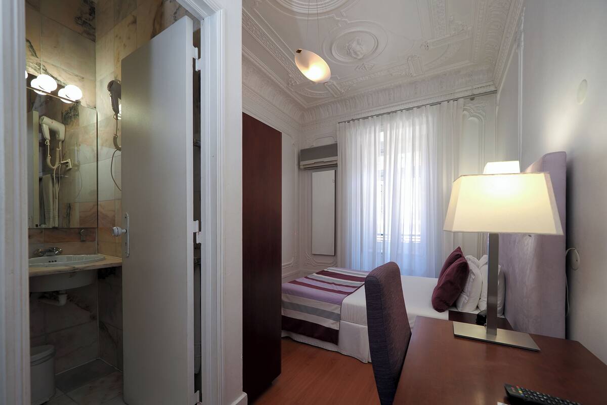 Basic Double Room | In-room safe, WiFi (free)
