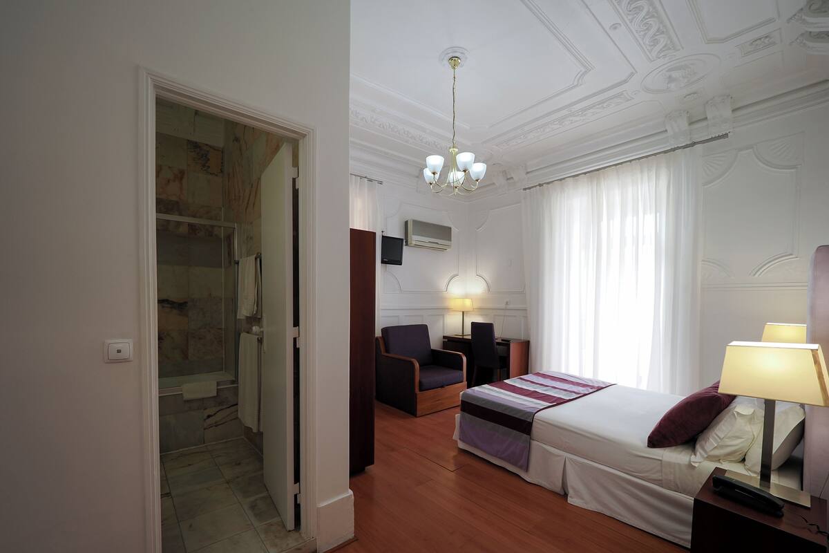 Basic Double Room | In-room safe, WiFi (free)