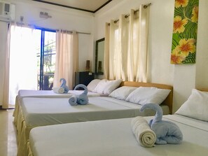 Room for 6 persons | 각각 다른 스타일의 인테리어, 침대 시트