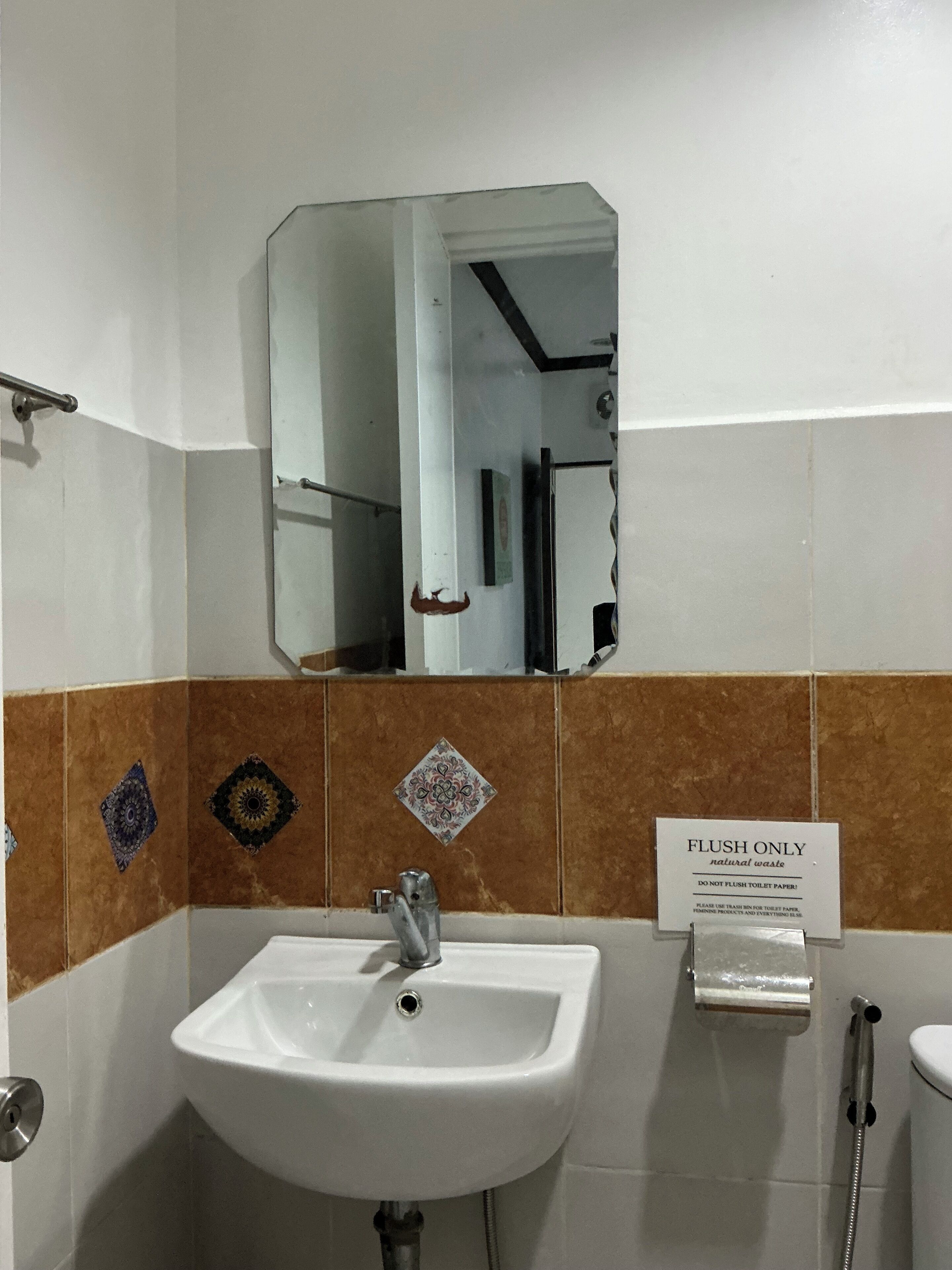 fan room | bathroom | shower, hair dryer, towels