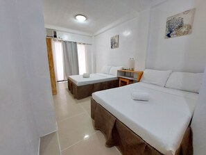 Deluxe-Doppelzimmer, 2 Doppelbetten, Balkon | Individuell dekoriert, Bettwäsche