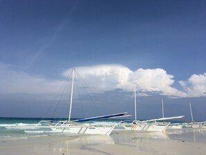 Beach nearby, white sand, beach towels - Villa Romero de Boracay (Boracay Island)
