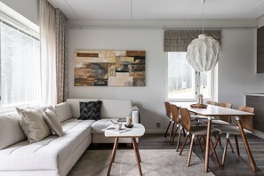 Apartamento superior, 2 habitaciones, sauna | Zona de estar | Una televisión de pantalla plana, Netflix, suelo radiante