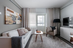 Apartamento superior, 2 habitaciones, sauna, vistas a la colina | Zona de estar | Una televisión de pantalla plana, Netflix, suelo radiante