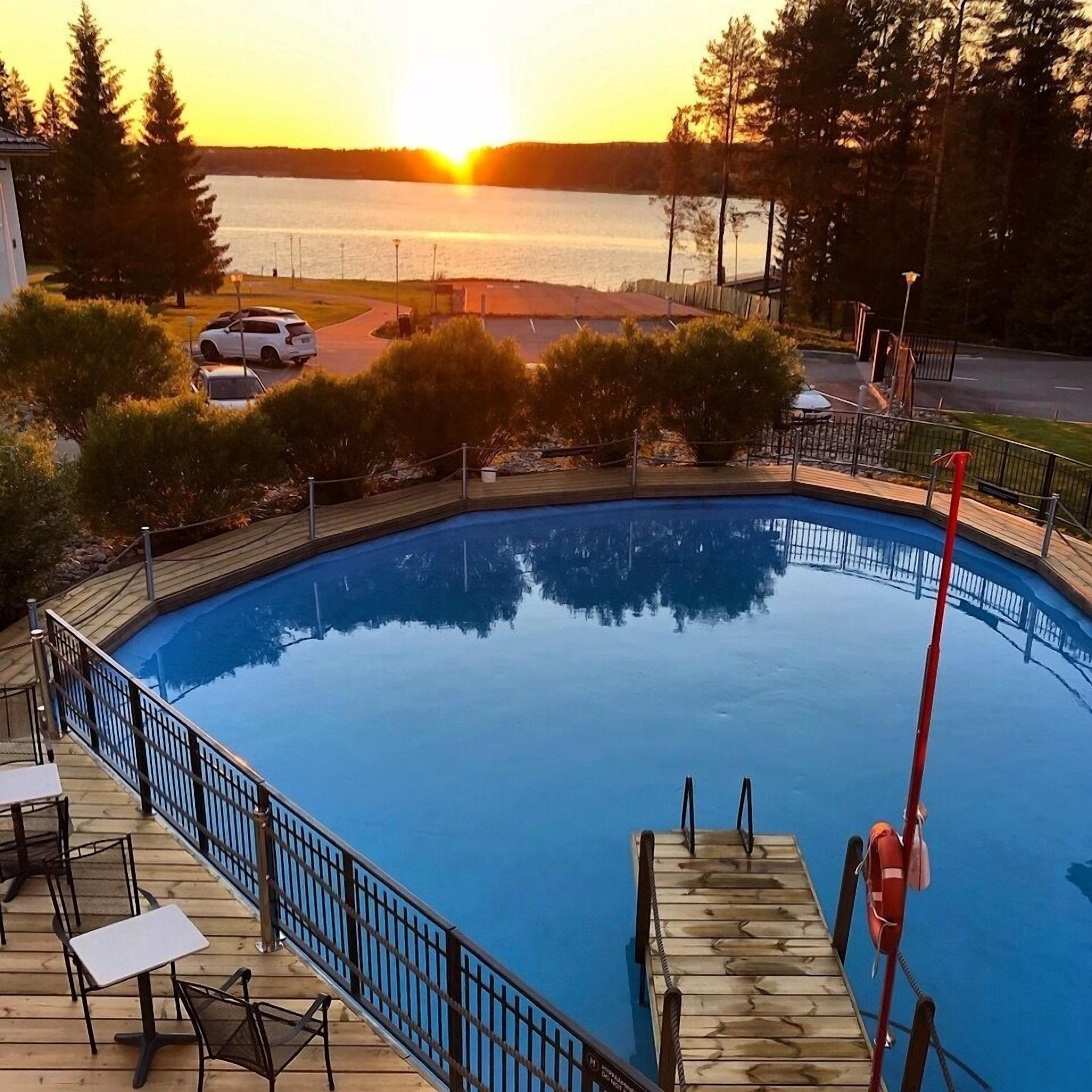 室外游泳池，日光浴躺椅