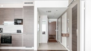 Una cocina moderna con electrodomésticos integrados y suelo de madera.