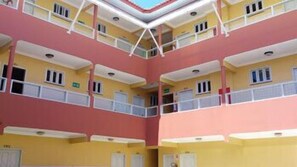 A multi-story building with balconies and windows. - Pousada Panoramica (Aracaju)
