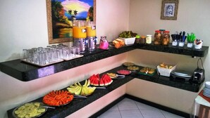 Een buffet met verschillende gerechten en drankjes.