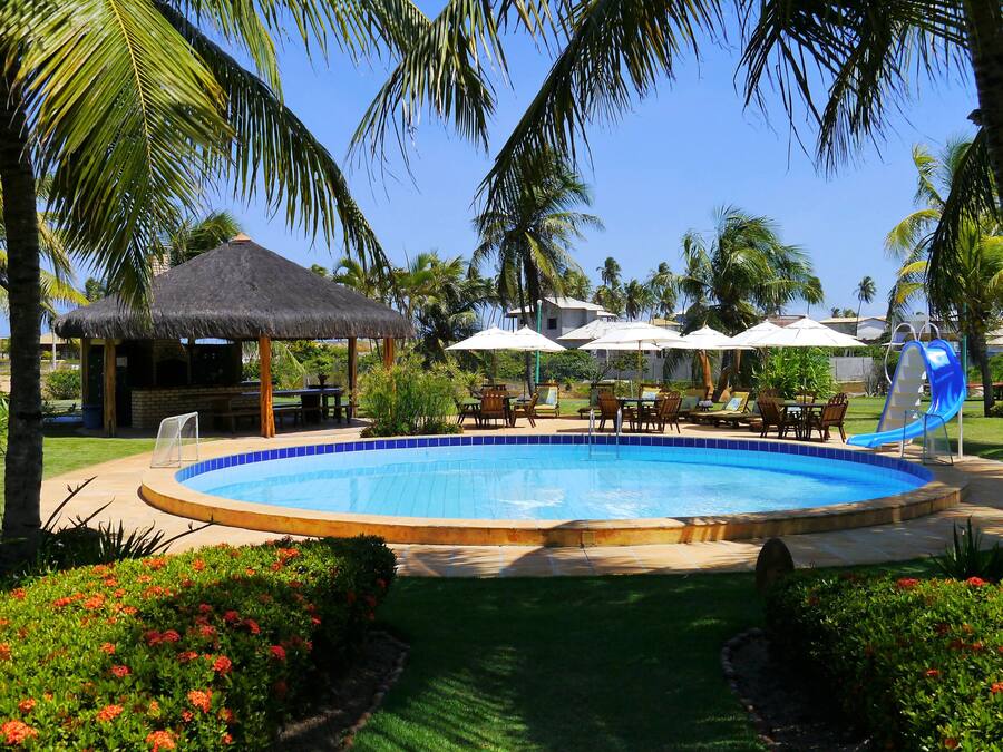 حمّام سباحة خارجي، مظلات على حمّام السباحة، مقاعد للتشمس