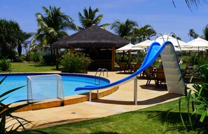 Outdoor pool, pool umbrellas, sun loungers - Grimms Pousada de Contos (Entre Rios)