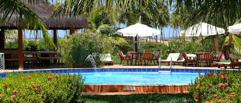 Piscine extérieure, parasols de plage, chaises longues