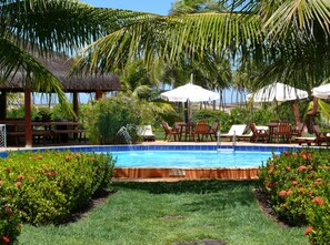 Outdoor pool, pool umbrellas, sun loungers - Grimms Pousada de Contos (Entre Rios)