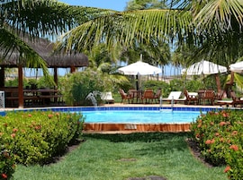 Piscina externa, guarda-sóis, espreguiçadeiras