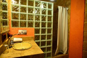 Room (Queen Suite) | Bathroom