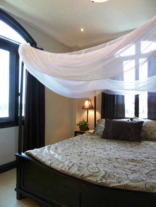 Deluxe-Apartment, 1 Schlafzimmer, Küche, eingeschränkter Meerblick | 1 Schlafzimmer, individuell dekoriert, individuell eingerichtet