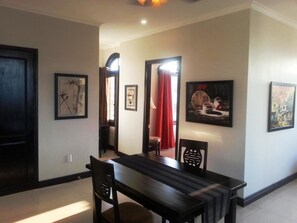 Superior-Apartment, Meerblick | 1 Schlafzimmer, individuell dekoriert, individuell eingerichtet