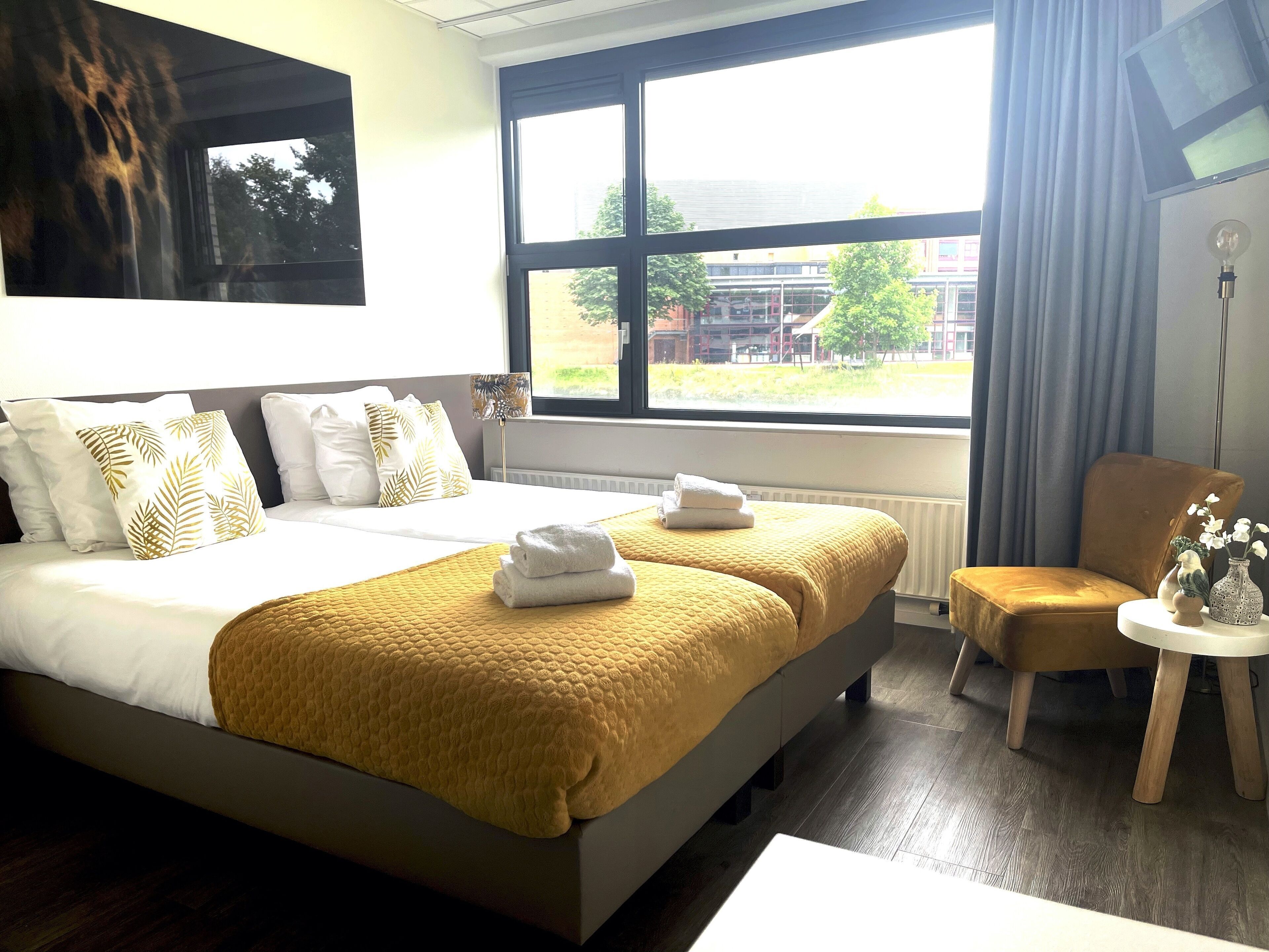 Premium bedding, in-room safe, desk, laptop workspace