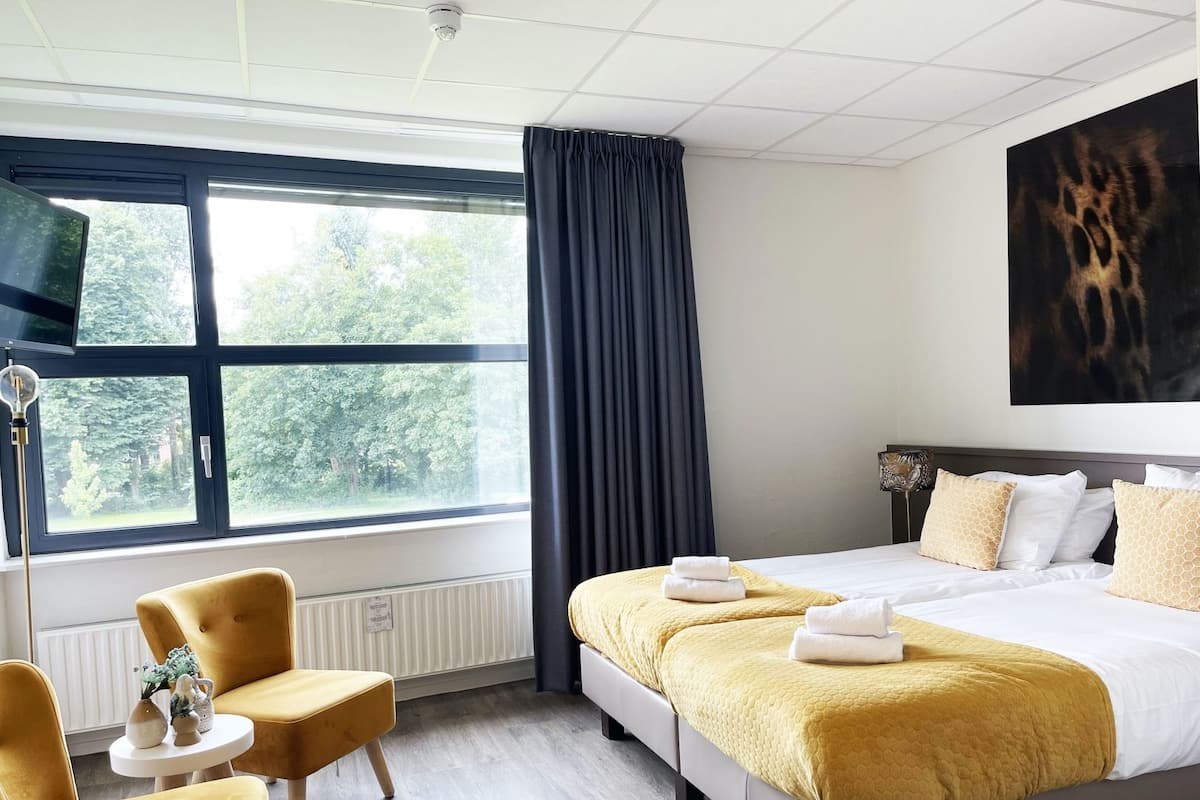 Premium bedding, in-room safe, desk, laptop workspace