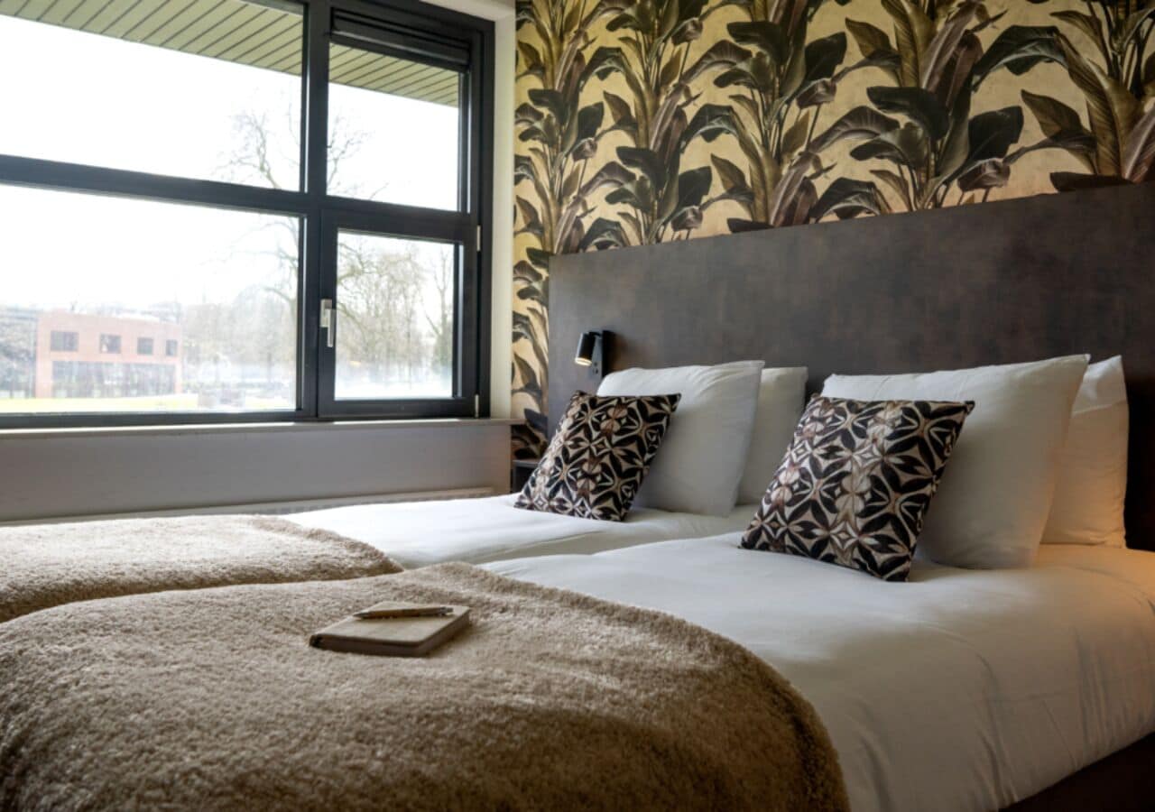 ห้องดีลักซ์ทวิน, เตียงเดี่ยว 2 เตียง | เครื่องนอนระดับพรีเมียม, ตู้นิรภัยในห้องพัก, โต๊ะทำงาน