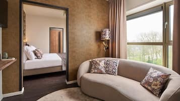 Deluxe Twin kamer, 2 eenpersoonsbedden | Woonruimte | Een televisie