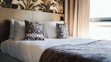 Olive Leaf Compact Double | Bộ đồ giường cao cấp, két bảo mật tại phòng, bàn