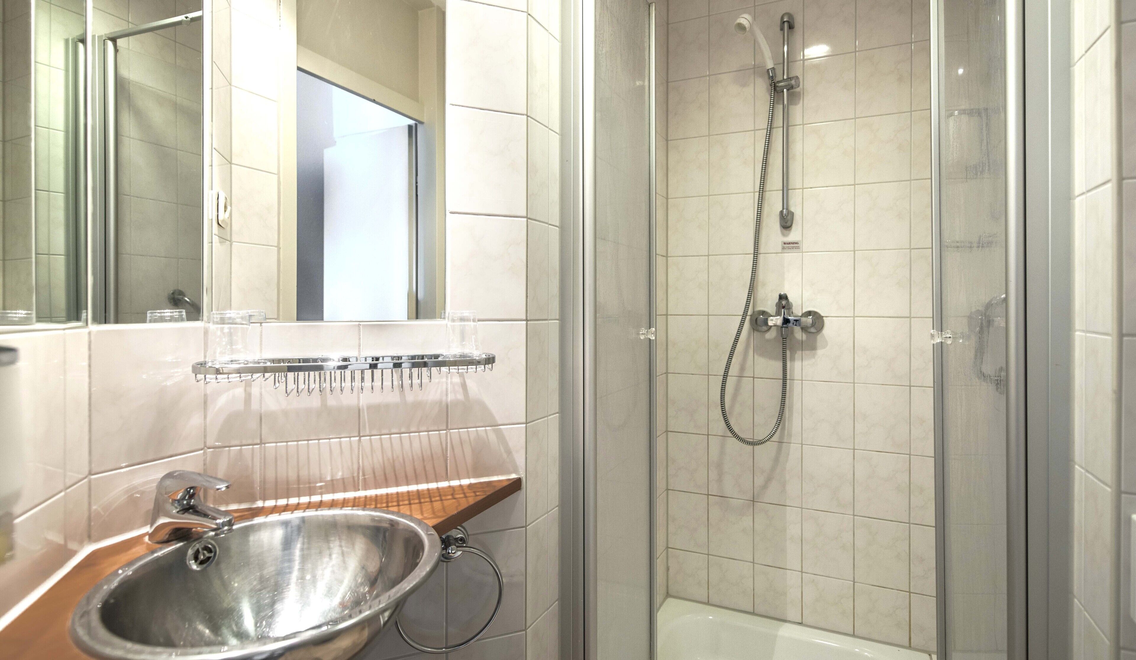 Standardenkeltværelse | Badeværelse | Hårtørrer, håndklæder, Sæbe, Shampoo