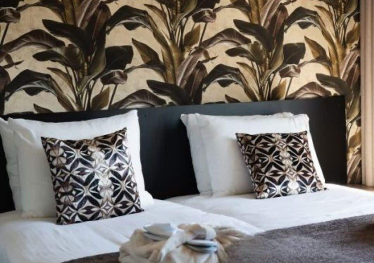 Plant Leaf Twin | เครื่องนอนระดับพรีเมียม, ตู้นิรภัยในห้องพัก, โต๊ะทำงาน