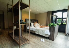 Gold Botanic Loft Deluxe | Premium bedding, in-room safe, desk, laptop workspace