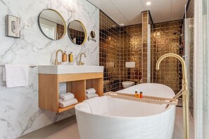 Junior Suite | Bathroom | Hair dryer, towels, soap, shampoo - Hotel Wander (Wageningen)