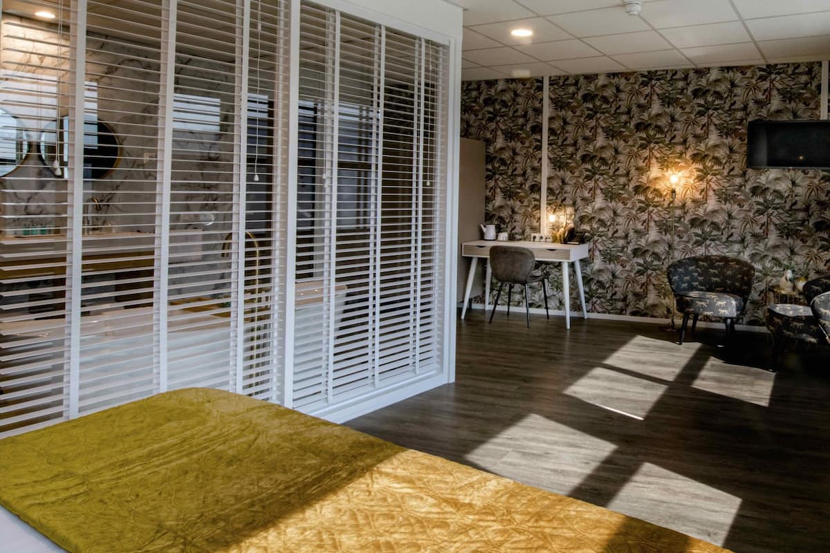 Premium bedding, in-room safe, desk, laptop workspace