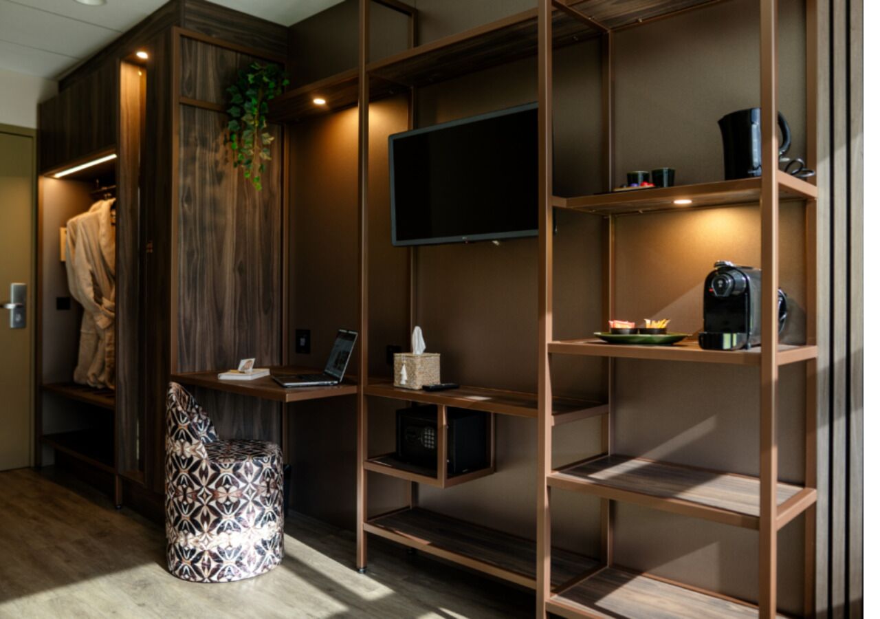 Luxe beddengoed, een kluis op de kamer, een bureau, geluiddichte muren