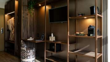 Luxe beddengoed, een kluis op de kamer, een bureau, geluiddichte muren