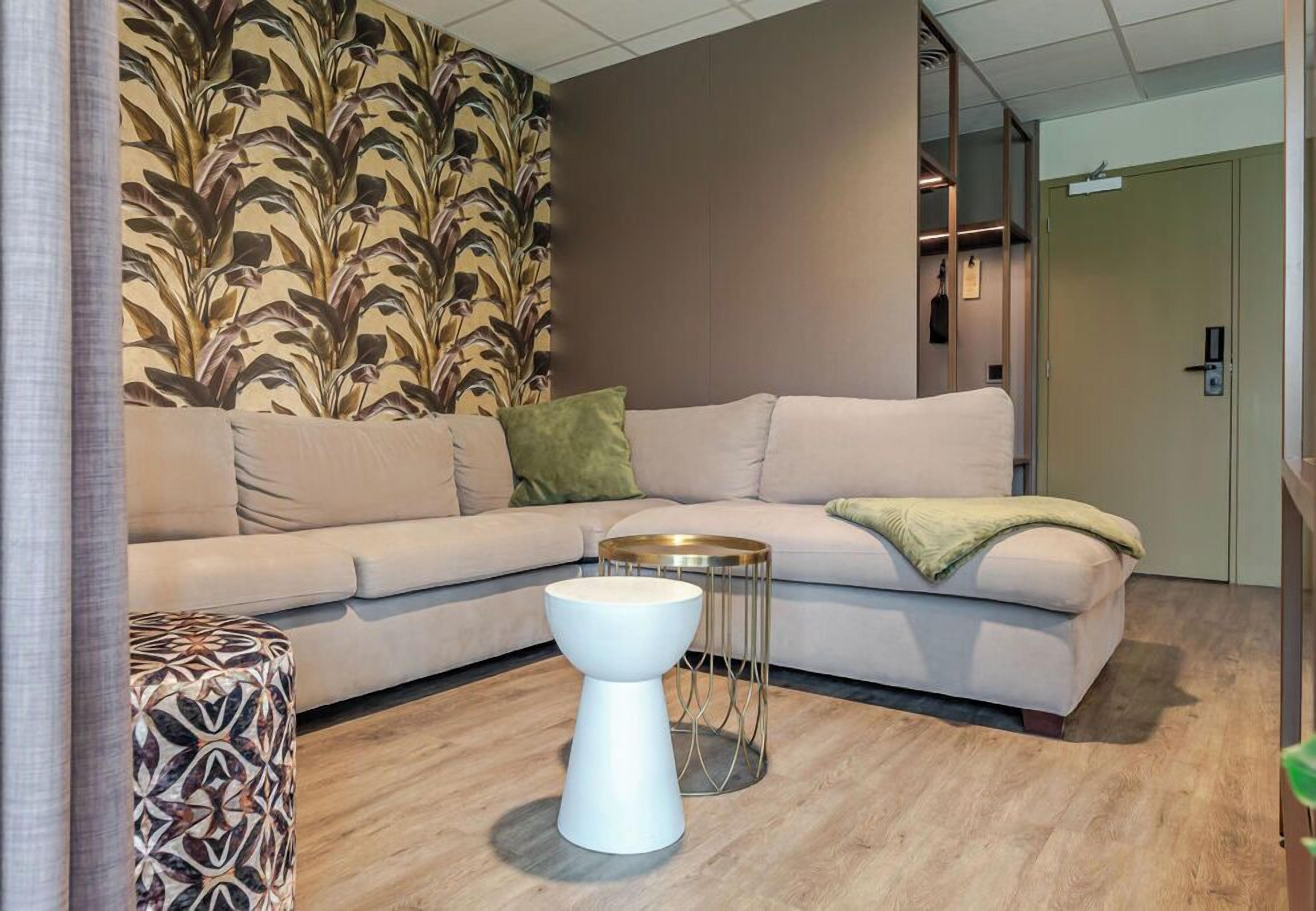  Gold Botanic Suite | Area keluarga | TV