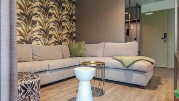 Gold Botanic Suite | Area keluarga | TV