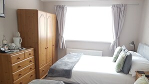 Family Room, Ensuite | In-room safe, blackout curtains, free WiFi - Swandale Guest House (Bridlington)