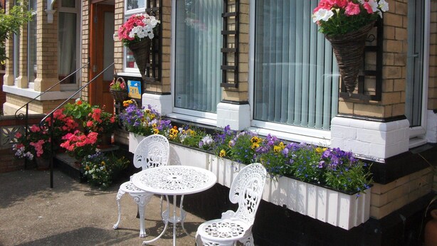 Front of property - Swandale Guest House (Bridlington)