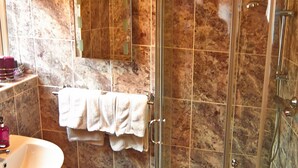 Family Room, Ensuite | Bathroom | Combined shower/bathtub, free toiletries, hair dryer, bathrobes - Swandale Guest House (Bridlington)
