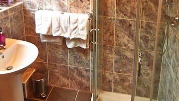 Family Room, Ensuite | Bathroom | Combined shower/tub, free toiletries, hair dryer, bathrobes